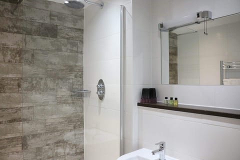 Basic Single Room | Bathroom | Bathtub, free toiletries, hair dryer, towels