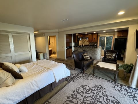 Queen bed, fulfull kitchen, huge bathroom, separate shower room and toilet room.