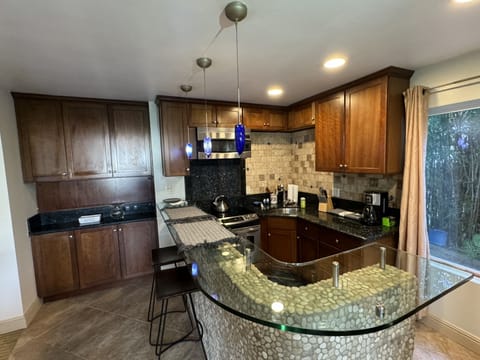 Full, equipped kitchen with full size appliances 