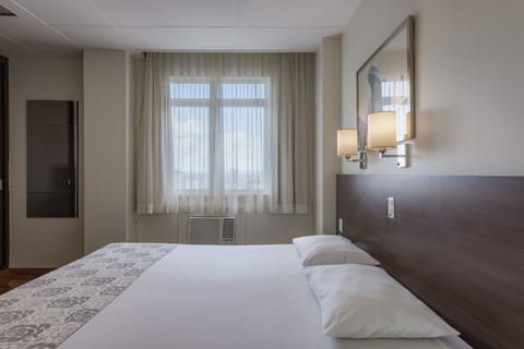 Deluxe Double Room, 1 King Bed | Minibar, in-room safe, desk, soundproofing