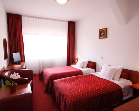 Comfort Room, 2 Twin Beds, Non Smoking | In-room safe, desk, iron/ironing board, free WiFi