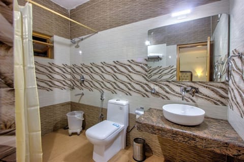 Deluxe Double Room, 1 Double Bed | Bathroom | Shower, hydromassage showerhead, slippers, towels