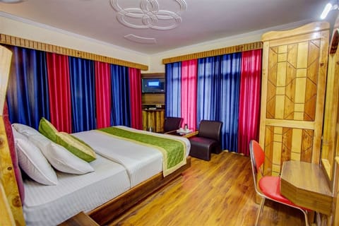 Deluxe Double Room, 1 Double Bed | Individually decorated, individually furnished, cribs/infant beds