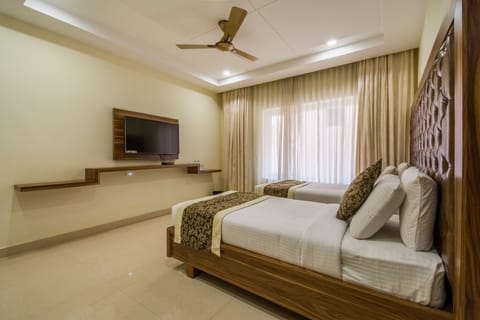 Deluxe Room | Blackout drapes, soundproofing, rollaway beds, free WiFi