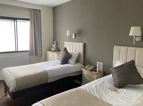 Standard Twin Room | Desk, iron/ironing board, free WiFi, bed sheets