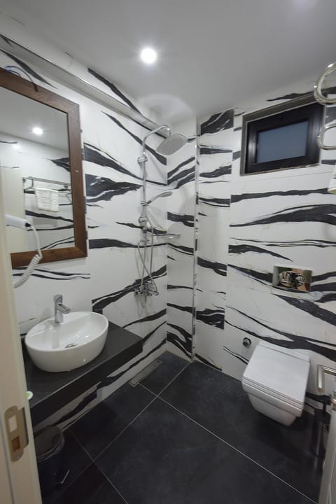 Economy Double Room | Bathroom | Shower, free toiletries, hair dryer, slippers