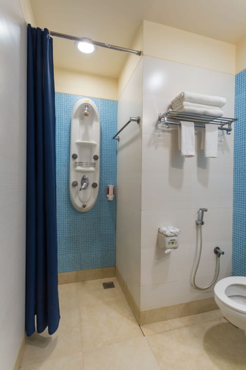 Shower, rainfall showerhead, free toiletries, towels