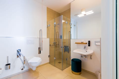 Economy Single Room | Bathroom | Shower, free toiletries, hair dryer, towels