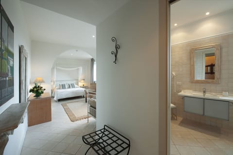 Deluxe Room, 1 Queen Bed, Sea View | Bathroom | Rainfall showerhead, free toiletries, hair dryer, bidet