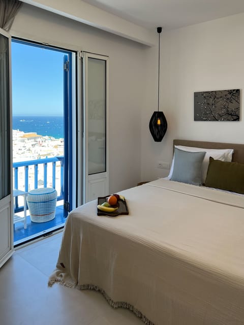 Deluxe Suite, Sea View | Premium bedding, minibar, in-room safe, free WiFi