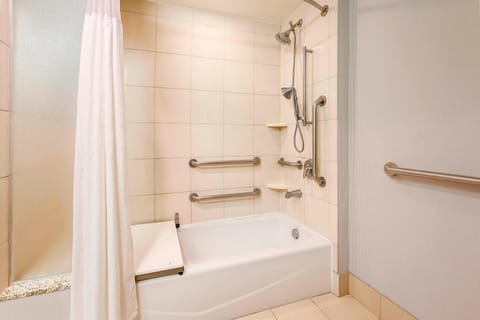 Combined shower/tub, free toiletries, hair dryer, towels