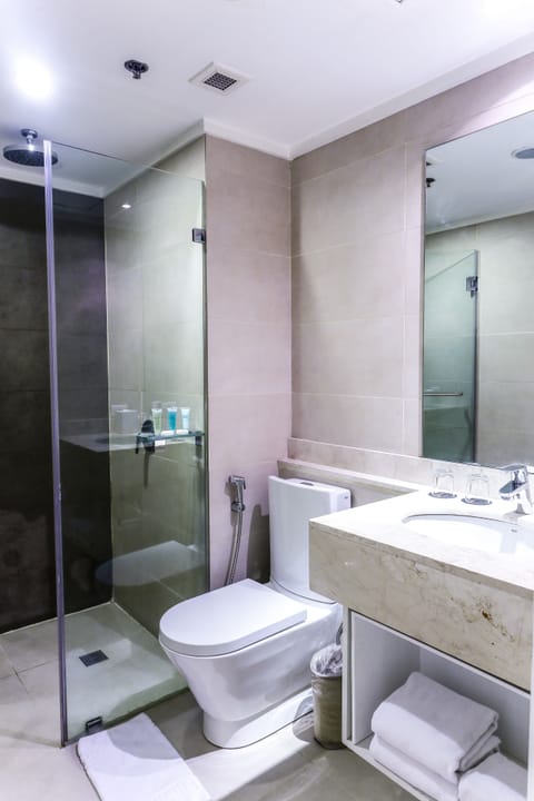 Standard Room, 1 Bedroom | Bathroom | Shower, free toiletries, hair dryer, bathrobes