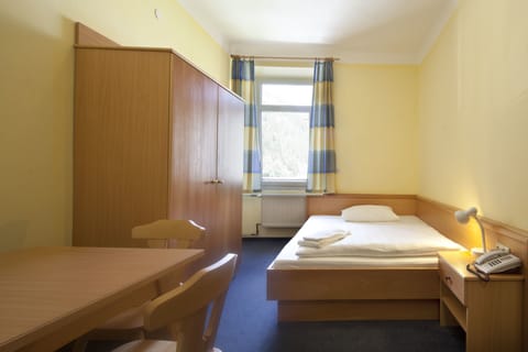 Single Room | In-room safe, cribs/infant beds, rollaway beds, free WiFi