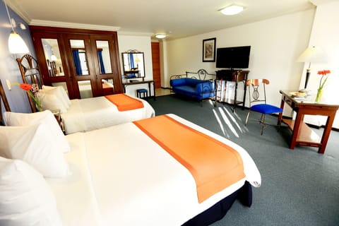 Comfort Suite | In-room safe, desk, iron/ironing board, free cribs/infant beds