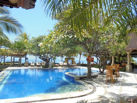 Outdoor pool, sun loungers