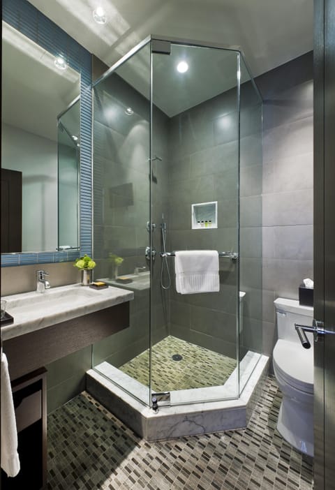 Deluxe Executive King Room | Bathroom | Combined shower/tub, free toiletries, hair dryer, bathrobes