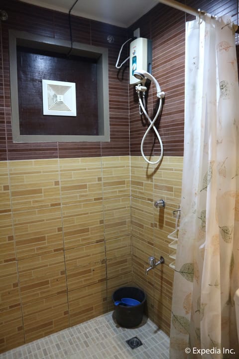 Standard Room, 1 Queen Bed | Bathroom shower