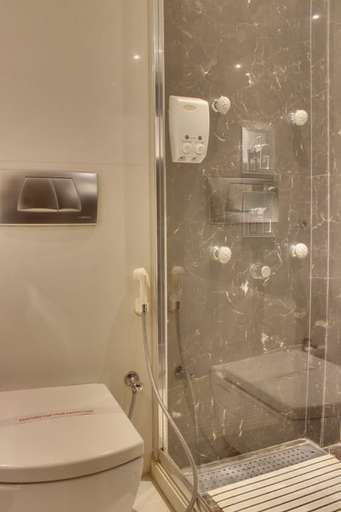 Shower, rainfall showerhead, free toiletries, hair dryer