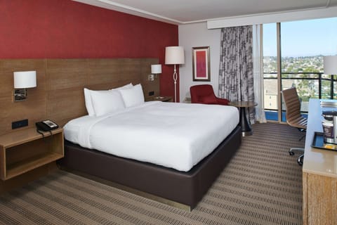 Executive Room, 1 King Bed | Premium bedding, in-room safe, blackout drapes, iron/ironing board