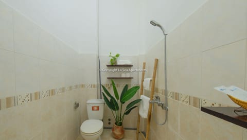 Grand Room, Multiple Beds | Bathroom | Shower, rainfall showerhead, towels