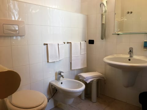 Quadruple Room | Bathroom | Shower, rainfall showerhead, free toiletries, hair dryer