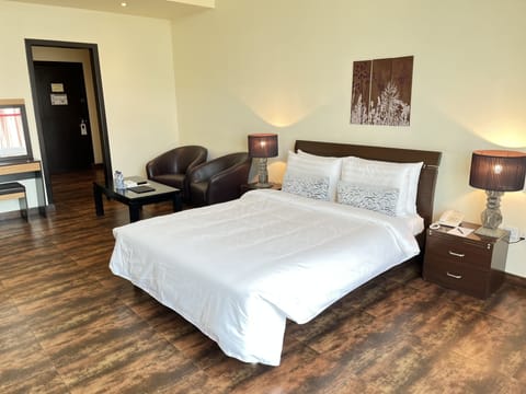 Deluxe Studio, 1 Queen Bed, City View | In-room safe, blackout drapes, soundproofing, iron/ironing board