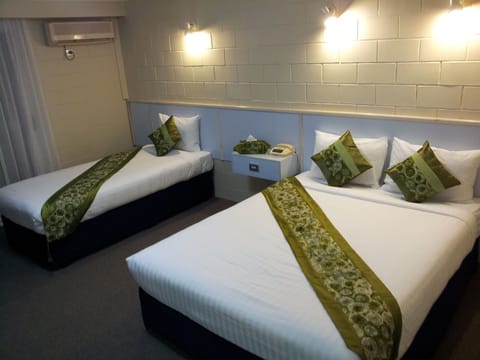 Twin Suite | Desk, iron/ironing board, rollaway beds, free WiFi