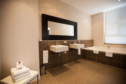 Superior Double Room | Bathroom | Free toiletries, hair dryer, towels