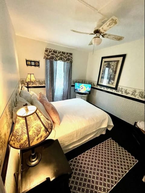 Room, Private Bathroom (Boutque Guest Room) | Premium bedding, down comforters, individually decorated