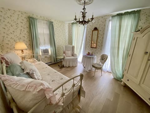 Comfort Suite, 1 Queen Bed, Private Bathroom | Premium bedding, down comforters, individually decorated