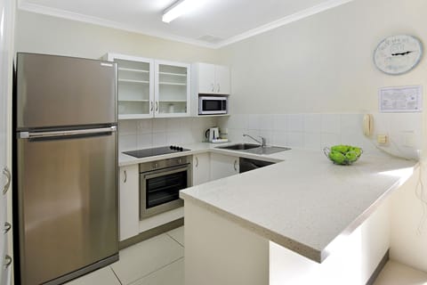 House, 2 Bedrooms | Private kitchen | Full-size fridge, microwave, stovetop, dishwasher