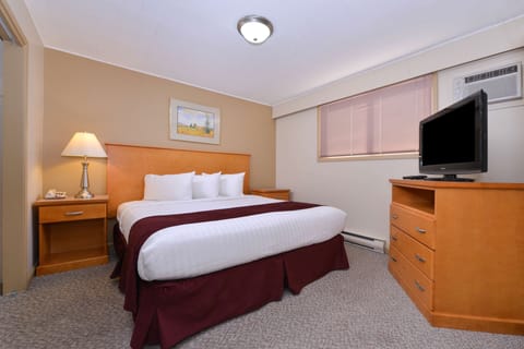 Suite (2 King Beds Deluxe) | Desk, iron/ironing board, free WiFi, alarm clocks