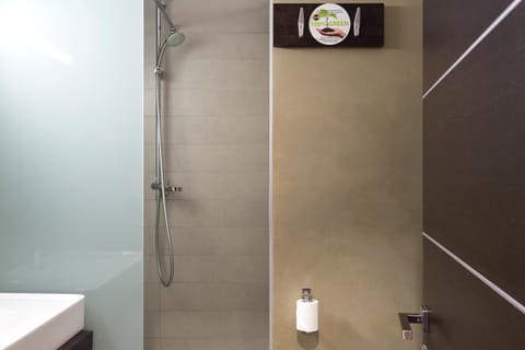 Superior Double Room, Non Smoking | Bathroom | Shower, hair dryer, bidet, towels