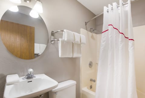 Combined shower/tub, rainfall showerhead, free toiletries, hair dryer