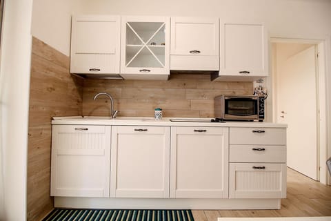 Marina di Grosseto - L'Oblò apartment - The kitchenette in the living room equipped with everything you need: hob, oven, dishwasher.