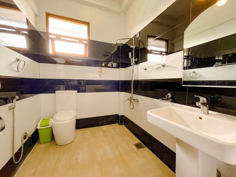 Deluxe Double Room | Bathroom | Shower, free toiletries, hair dryer, bidet