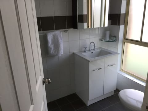 Family Room | Bathroom | Shower, free toiletries, hair dryer, towels