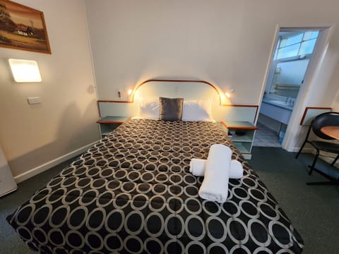 Deluxe Room, 1 Queen Bed, Non Smoking | Iron/ironing board, free WiFi, bed sheets