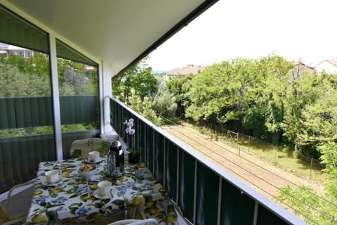 The balcony with sea view from the side