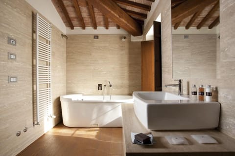 Quadruple Room | Deep soaking bathtub
