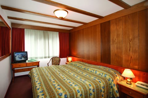 Classic Triple Room | Minibar, in-room safe, desk, cribs/infant beds