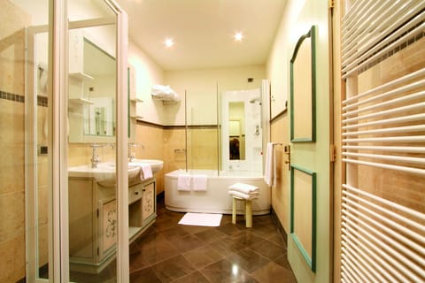 Classic Triple Room | Bathroom | Hair dryer, bidet, towels