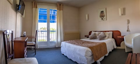 Chambre standard côté rue. | Select Comfort beds, individually decorated, individually furnished