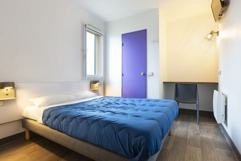 Desk, blackout drapes, free WiFi, bed sheets