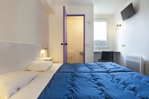 Twin Room | Desk, blackout drapes, free WiFi, bed sheets