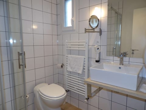 Comfort Room, 1 Double Bed, Non Smoking (Larger Room) | Bathroom | Hair dryer, towels
