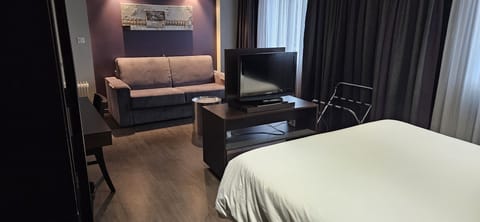 Junior Suite, 1 King Bed, Non Smoking | Desk, soundproofing, free WiFi, bed sheets