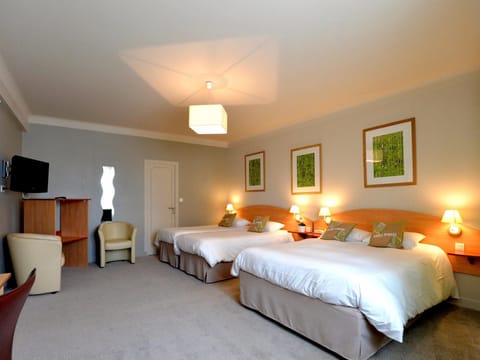 Desk, soundproofing, free WiFi, bed sheets