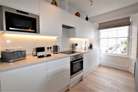 Apartment, 2 Bedrooms | Private kitchen | Fridge, microwave, oven, stovetop