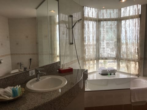 Royal Suite | Bathroom | Combined shower/tub, rainfall showerhead, free toiletries, hair dryer